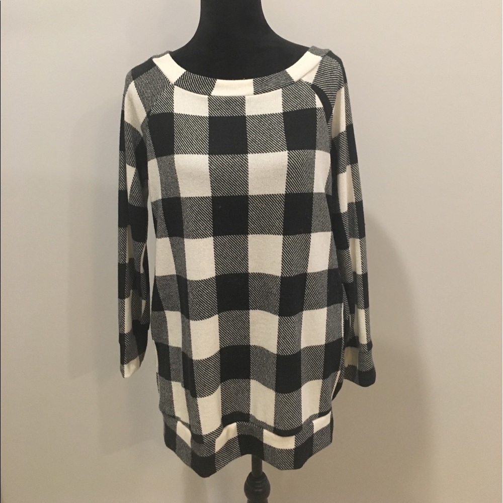 Black and white boutique top.